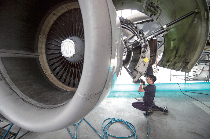 2020年9月21日,北京飞机维修工程有限公司机库内,工人正在对飞机