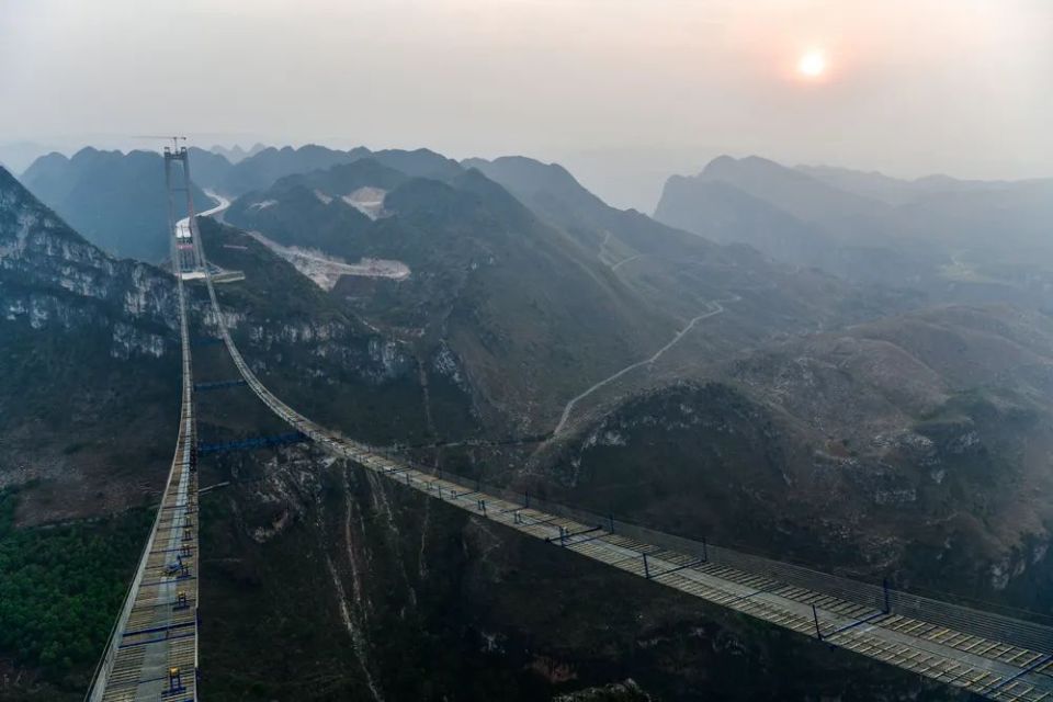 花江峡谷大桥建设场景自2022年1月花江峡谷大桥正式