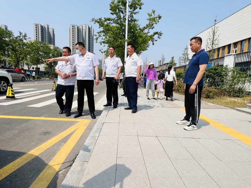 新校区启用  20辆"大鼻子"温馨校车全力护航