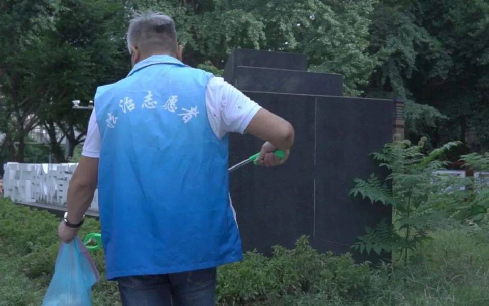 "前脚刚进入长江涪陵段禁渔区,记者的手机就收到了中国联通