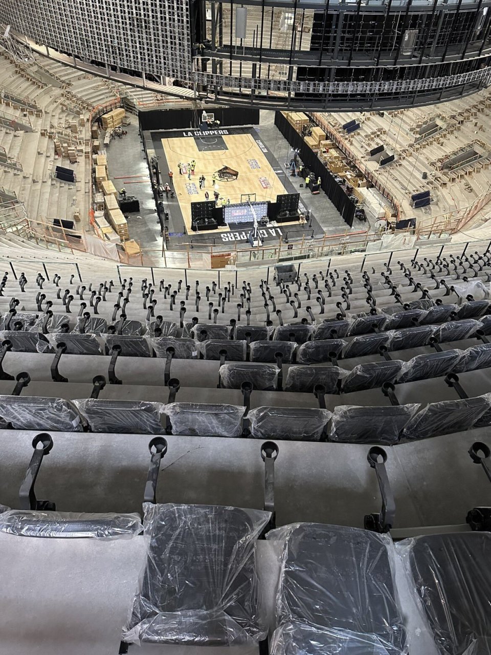 这视角怎么样快船主场将推出新的看台区几乎直接坐场馆外墙上