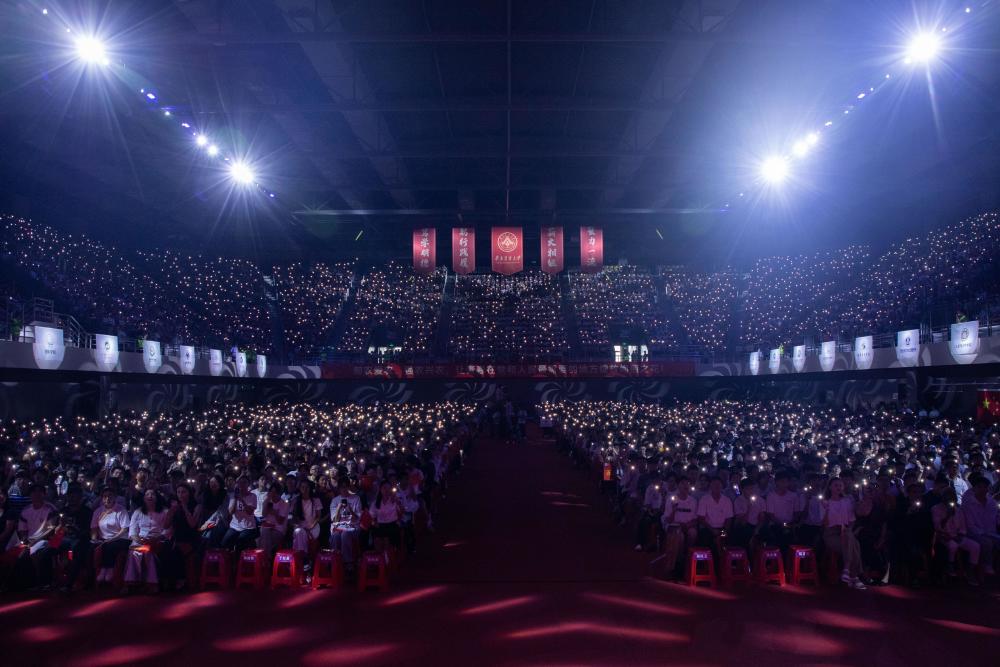 全红婵等奥运冠军送祝福！华南农大开学典礼，够威！_腾讯新闻