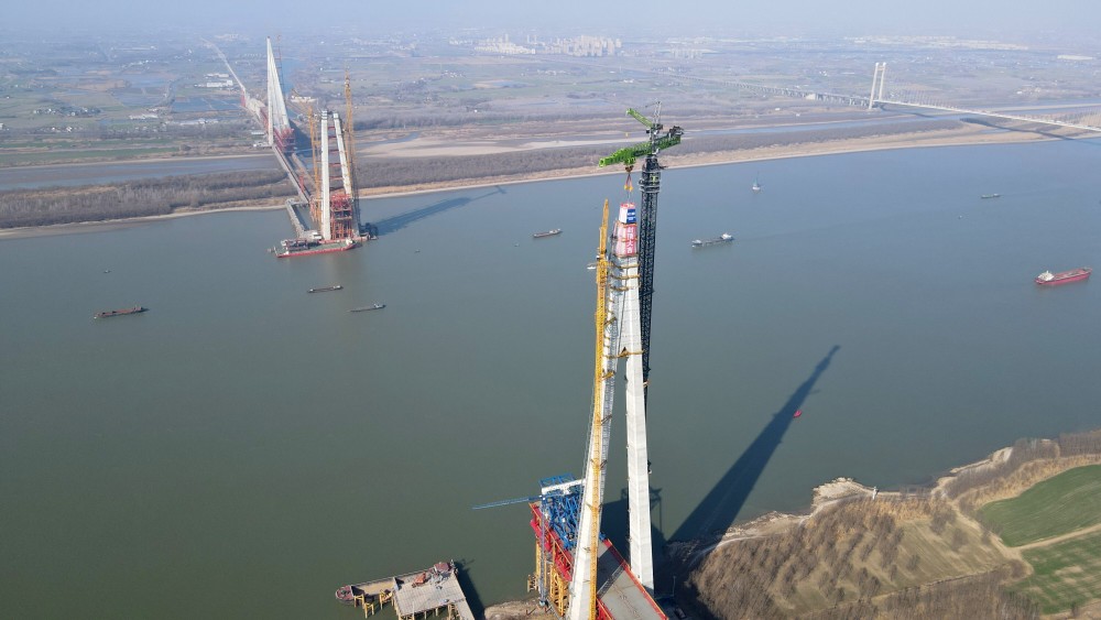 马鞍山公铁两用长江大桥南主塔封顶_腾讯新闻