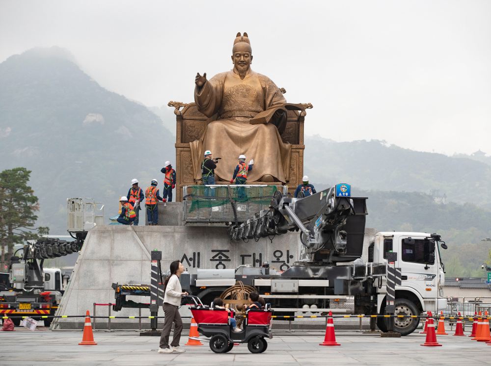 韩国首尔:给世宗大王铜像"洗澡"