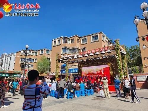 【天山 · 榜样】大巴扎步行街上听道德模范的故事