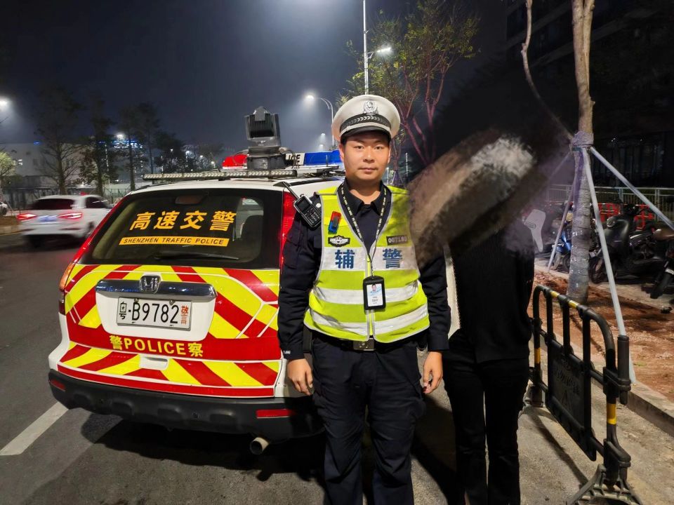 深圳交警警车图片