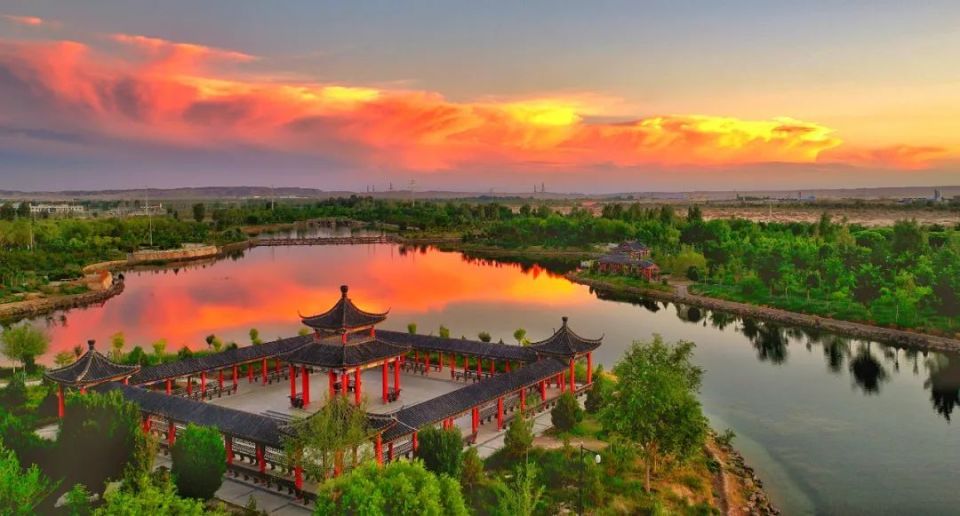 近年来,金塔沙漠胡杨林景区先后建成全域旅游导览标识系统,游客集散