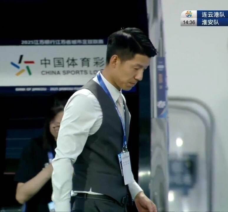苏超赛场现“撒贝宁分宁”，淮安队主帅再穿正装激情指挥