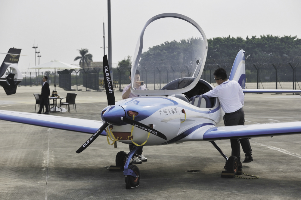 年满17岁就能学开轻型小飞机