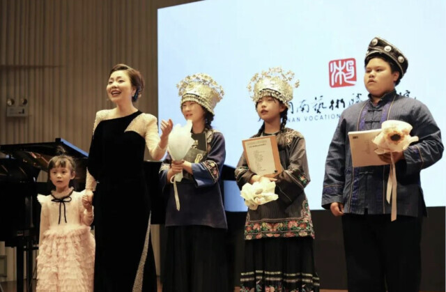 通讯员 摄)演唱者是来自凤凰县山江镇早岗村的吴佳慧,龙志华,龙茜梅3