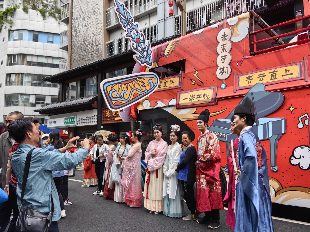 ,贵阳弹起等彩绘标语和"共享钢琴"彩绘图案,二楼则摆上乐器和设备