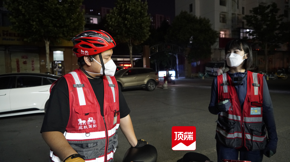 午夜郑州的代驾夫妻:在折叠车和方向盘间奔忙的"摆渡人"