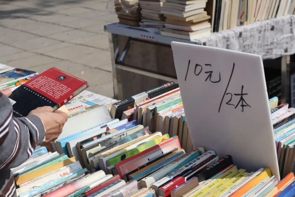越来越少的书摊儿,爱淘书人才懂的快乐_腾讯新闻