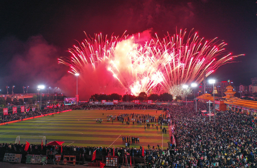 3月16日,"村超"现场上演音乐烟花秀(无人机照片).