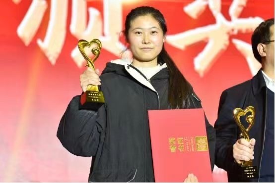 带母亲上学的王美玲入选"中国好人榜":想早日走上工作岗位,走到哪把