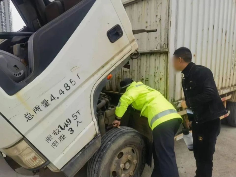 霞浦交警大队接指挥中心指令:一辆闽as***3轻型普通货车涉嫌已达报废