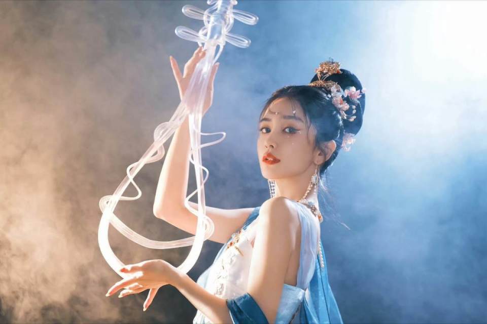 关晓彤COS杨玉环？身穿旗袍，S形身材绝美，张予曦建模脸可以匹敌_腾讯新闻