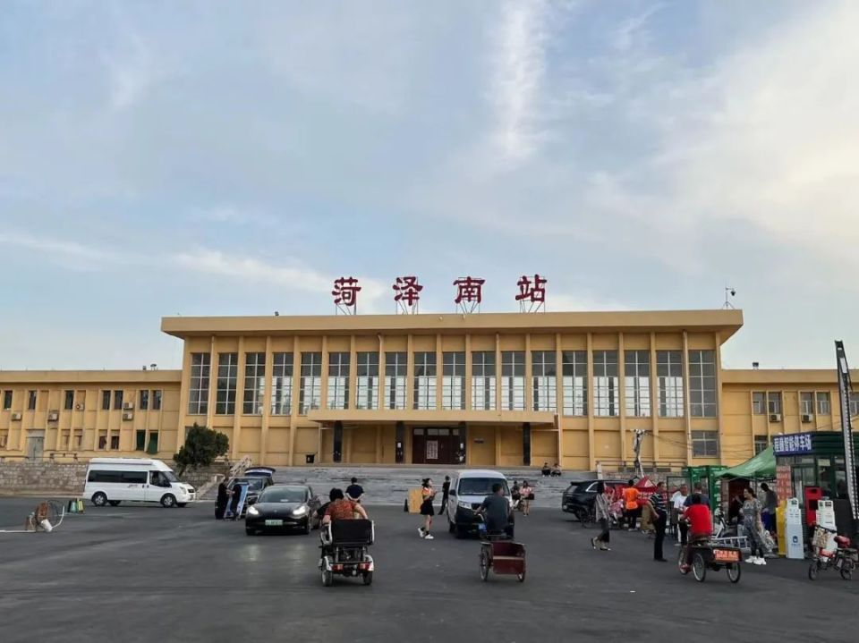 菏泽市民陈娟回忆,早几天,郭有才还在菏泽南站直播的时候,这座城市