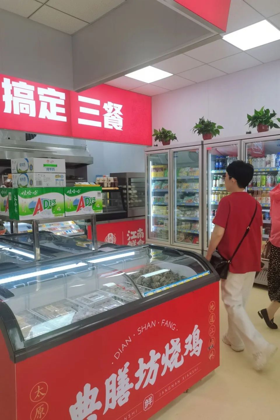 老陈说,江南大酒店的酱鸭格外鲜,香,酥,嫩,隔段时间就想吃.