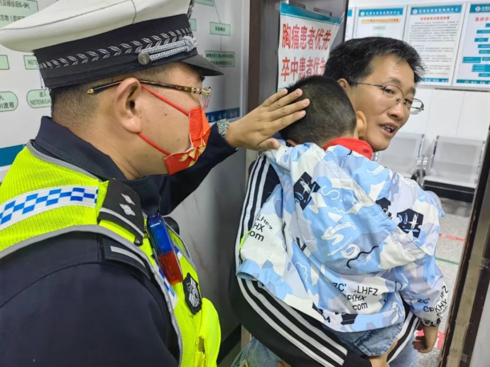 警车秒变救护车上演速度与温情