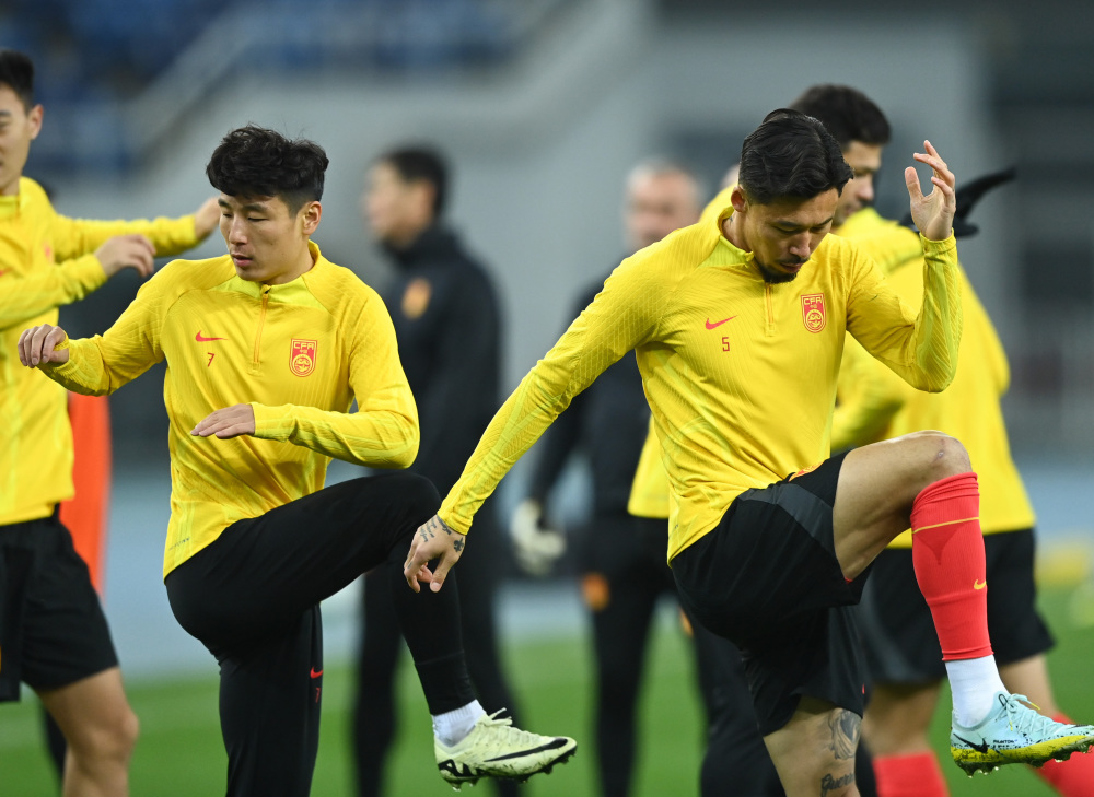 足球世预赛中国队进行赛前训练