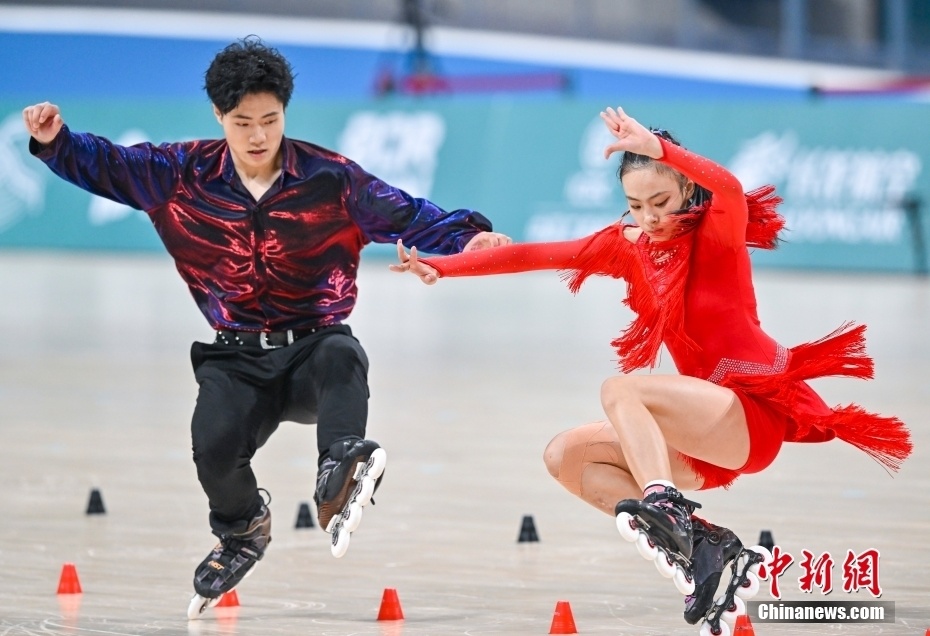 (杭州亚运会)中国组合获混合自由式轮滑男女双人花式绕桩金牌
