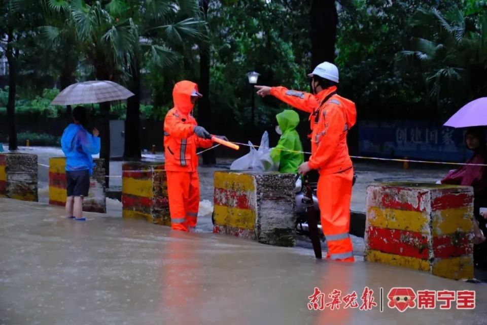 暴雨红色预警信号发布,南宁多个地方实行临时交通管制