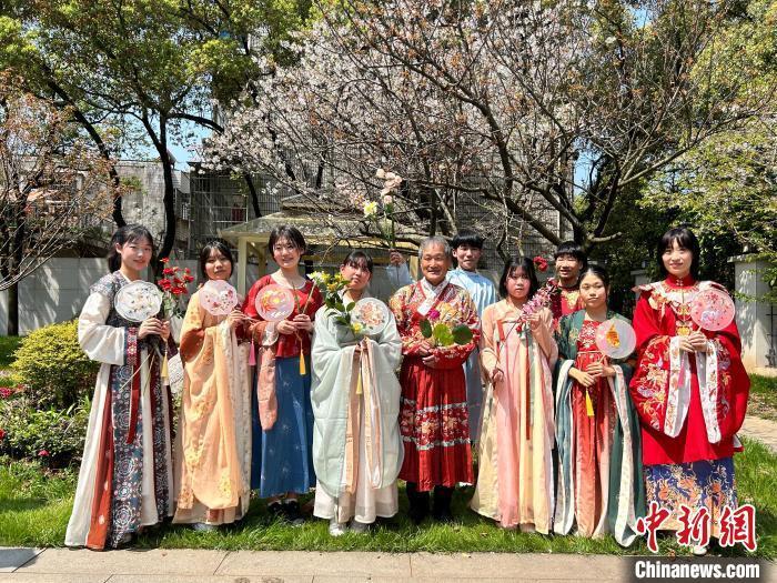 日本中学生宫崎优衣告诉记者,日本的民族服饰是和服,"通过这次活动,我