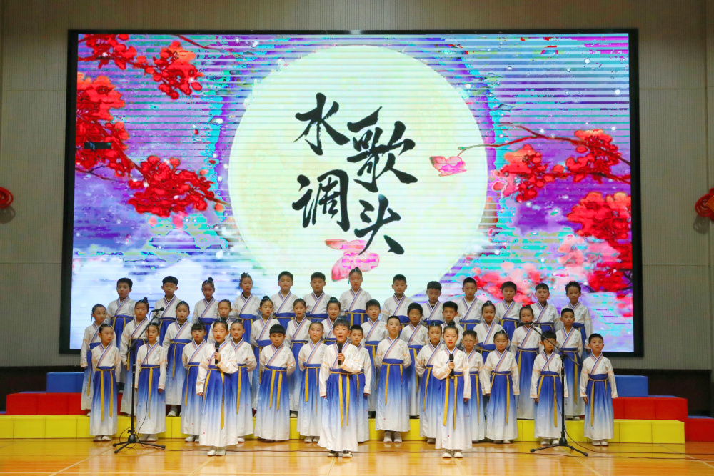 的读书活动,激发学生对古诗词的热情,比如,读经典古诗词《水调歌头》