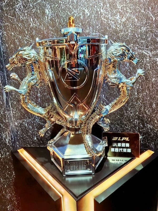 顺便回顾一下前四代奖杯:好了,比赛要开打了,围观去了……针对lpl的每