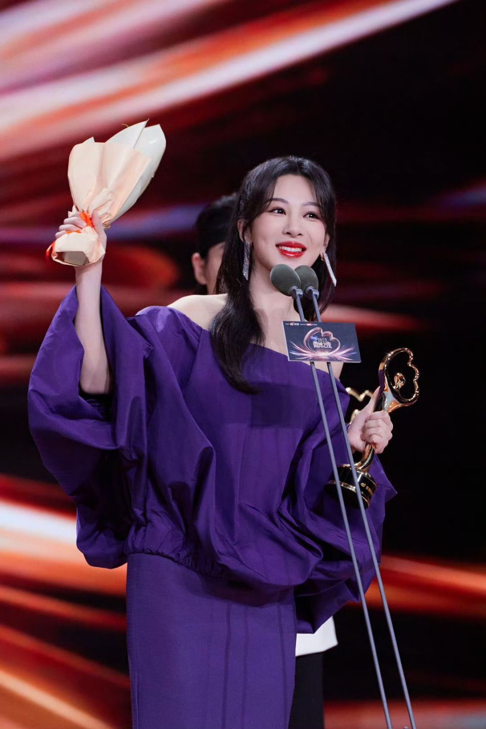 2022年投票结果实际也是肖战跟杨紫最高,但微博之夜最终把奖给了胡歌