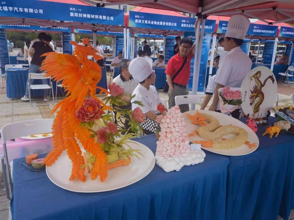 现场展台上,一条精心雕刻的飞龙栩栩如生.