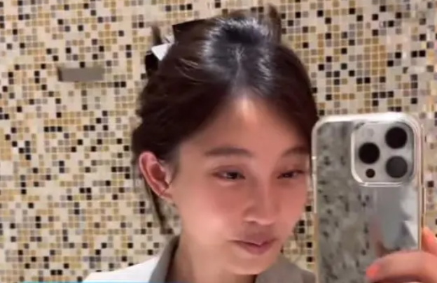 冯提莫大胆素颜直播,和之前判若两人,网友:榜一大哥都认不出了