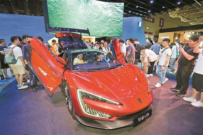 车帅人多,车展首日火爆程度堪比春运