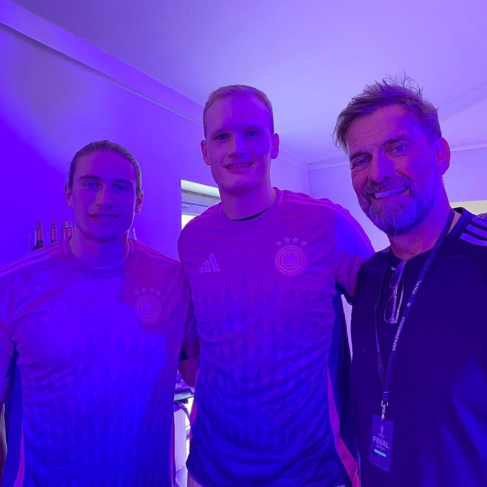 篮球运动员施罗德以及德国手球运动员david sp01th和juri等人的合照