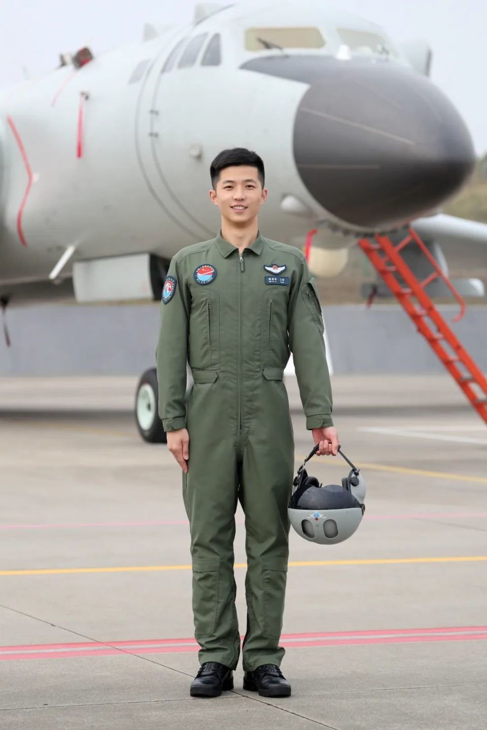 了不起的中国军人丨轰-6k机长陈嘉乐:弓满弦张备战忙_腾讯新闻