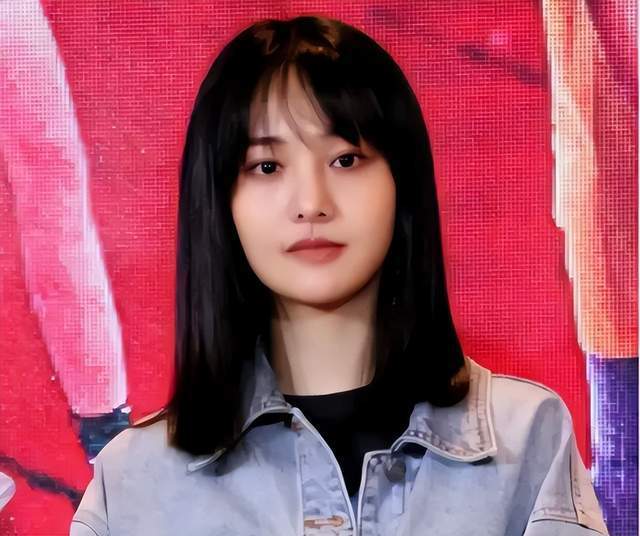 郑爽大变样,五官不协调,两只眼睛不对称,香肠嘴,满脸科技感_腾讯新闻