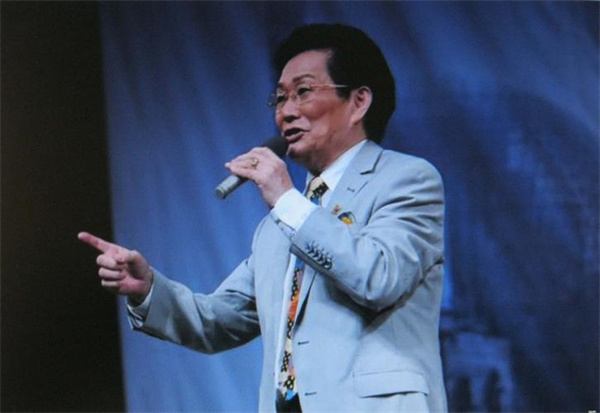 我进门一看,济济一堂,轮番登场,滑稽名家方艳华一曲方罢,越剧名家金