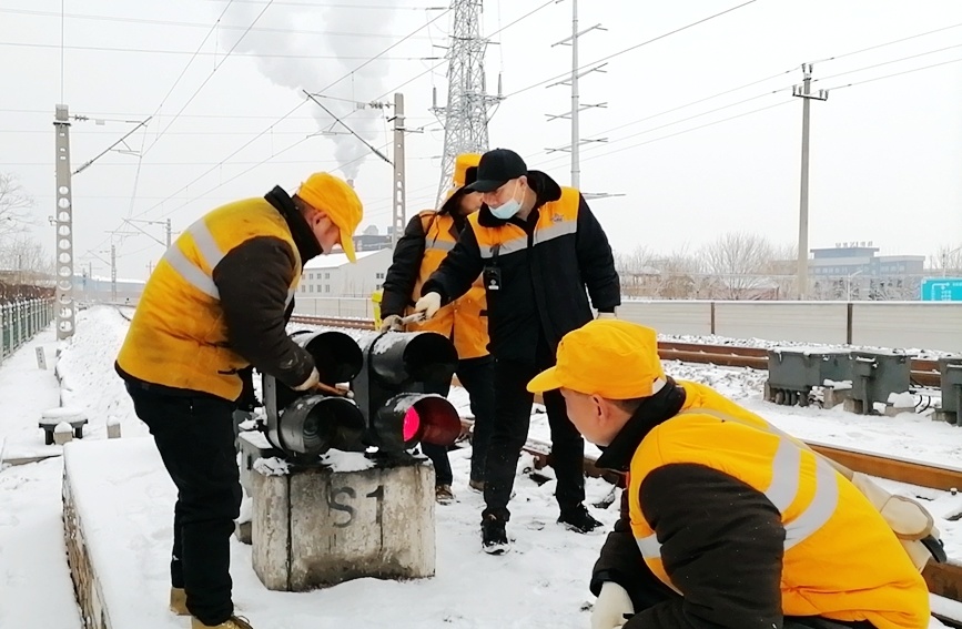 河南新鄉戰冰雪護航春運