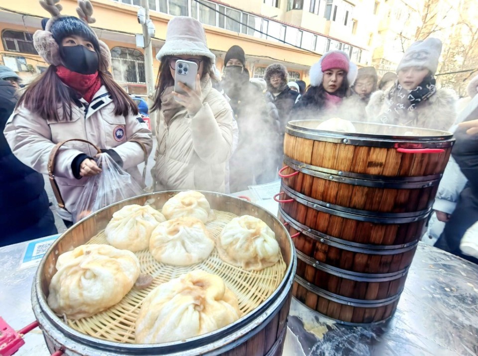 网红早市吸引南方游客扎堆打卡
