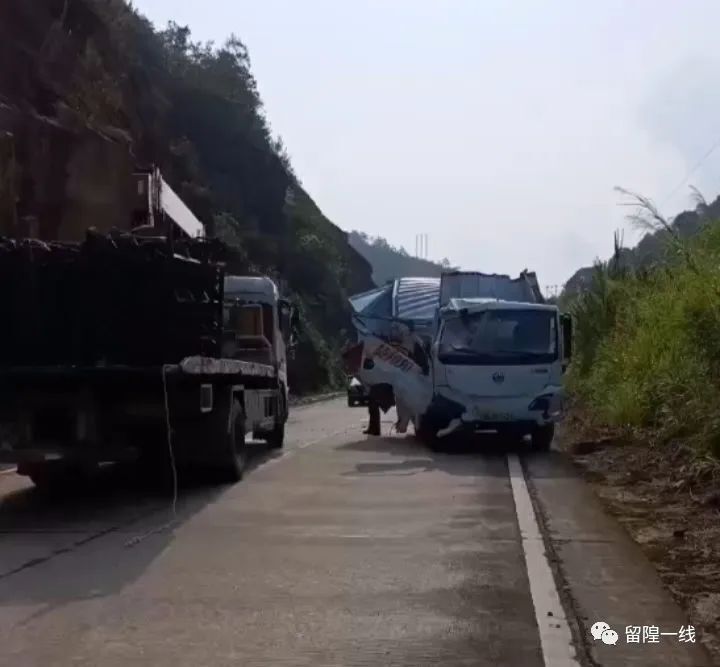 丰顺发生一起交通事故大货车严重变形