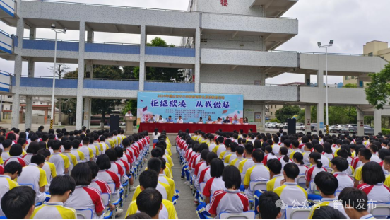 鹤山二中校服图片