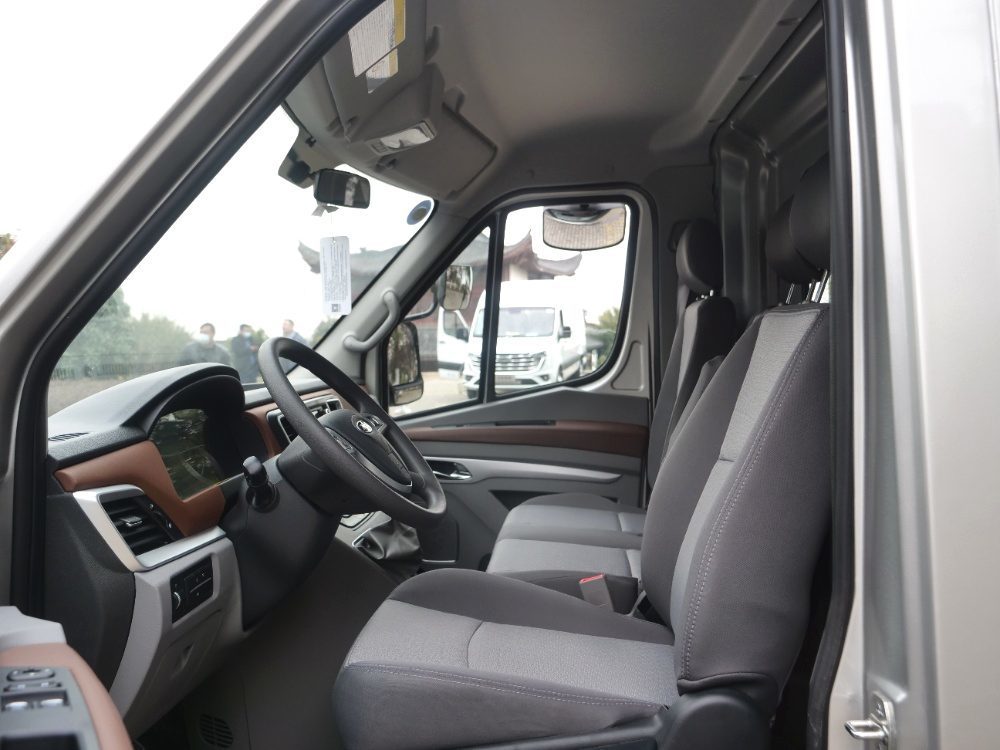 内饰升级 更大空间装卸更加便利全新星锐厢货版灯组标配远近光一体式