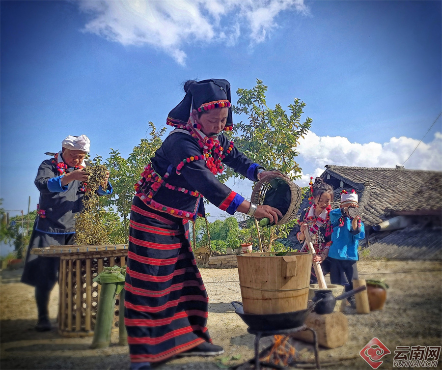 "李岩所介绍,他所在的芒市三台山乡是全国唯一个德昂族之乡,"在我们出