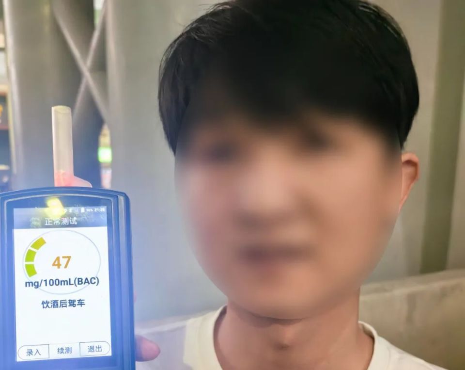 时间:7月4日21时许地点:南海区平洲永安路车牌:粤j***98(小型汽车)