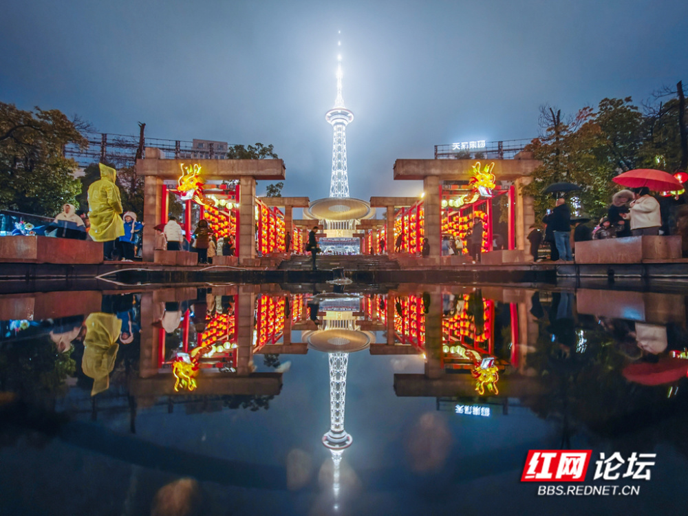 傍晚六时许,随着株洲市天元区神农坛一声浑厚悠远的钟声,游龙祈福仪式