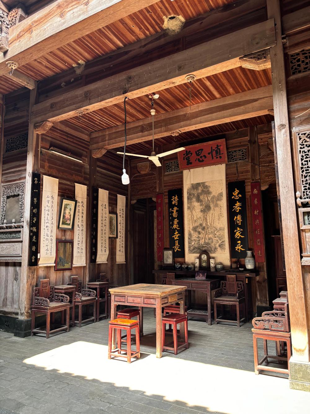 在黄山脚下的千年古村,歌手小娟唱起了《南屏晚风》