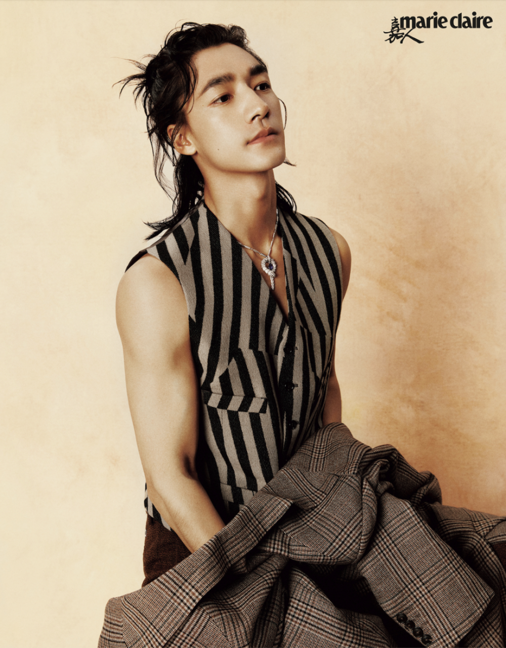 手持三尖两刃刀,身着水合服,腰束丝绦,脚蹬麻鞋——杨戬有一身属于他