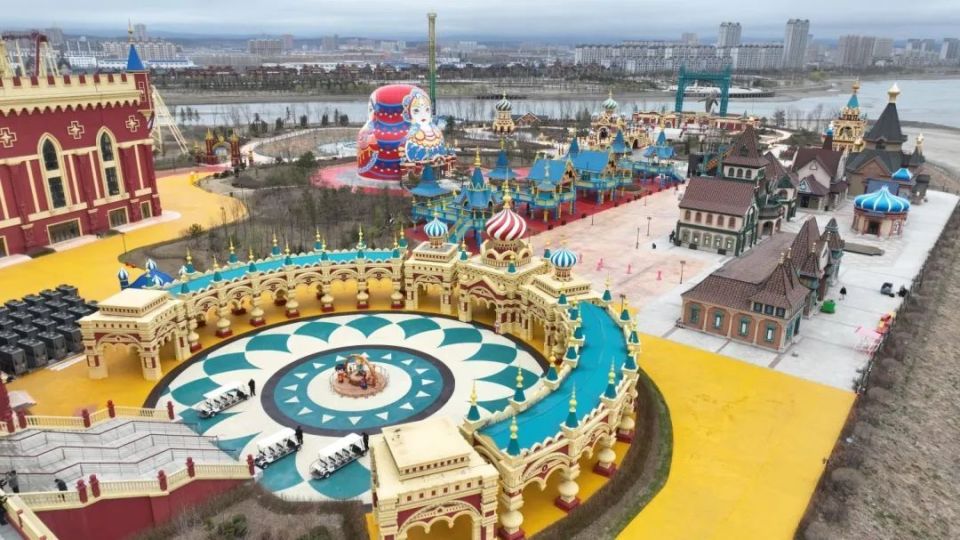 三带,六区旅游发展产业集群,建设了丝绸之路渤海古镇,哇斯托克欢乐岛