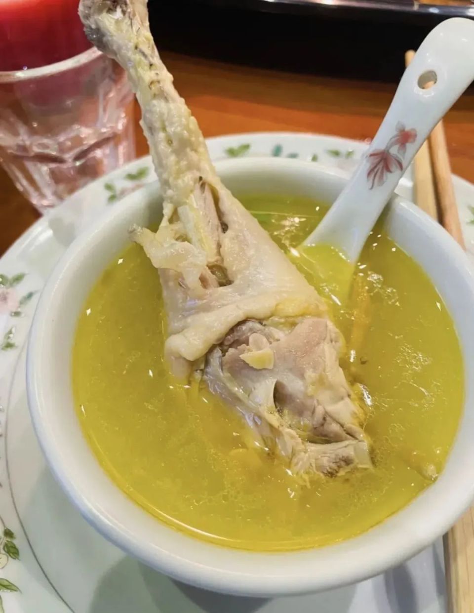 大众点评@诶就么这家店的招牌是山泉竹林土鸡汤,根据人数可以选择整只